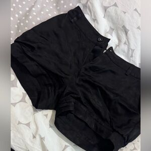 Slim legs.Ballon shorts with pockets. PRINGLE of Scotland. Silk. Size S/26 waist